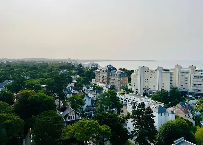 Vue : La Canopée à *